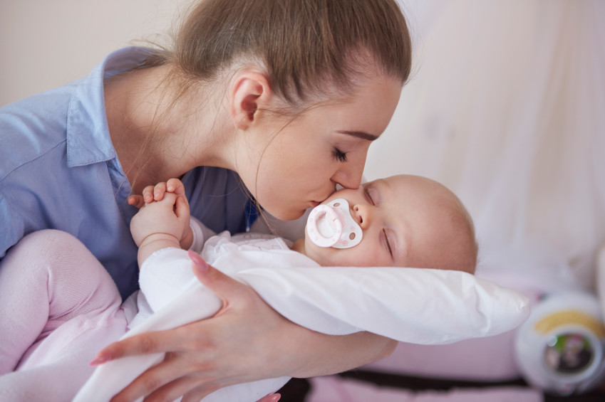 Mamá sujetando a su bebé